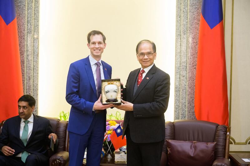 台湾的立法院长游锡堃(右)20日会见美国麻萨诸塞州民主党籍联邦众议员欧清杰(Jake Auchincloss)(左)等一行人。(游锡堃办公室提供)
