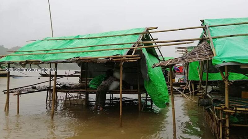 မြောက်ဦးမြို့နယ် လေးမြို့မြစ်ကမ်းဘေးက စင်္ဘောကိုင်း စစ်ဘေးဒုက္ခသည် ကယ်ဆယ်ရေးစခန်း ရေကြီးနေတာကို ၂၀၁၉ ဇူလိုင် ၄ ရက်နေ့ကတွေ့ရစဉ်