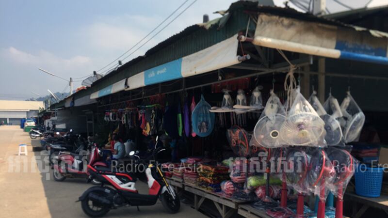 លោក អាំ សុគន្នី អាជីវករ​លក់​ស្បែកជើង និង​សំលៀកបំពាក់​នៅ​ផ្សារ​ផាក់កាត ក្នុង​ទឹកដី​ថៃ ជាប់​ព្រំដែន​ខ្មែរ​ថៃ ខេត្ត​ប៉ៃលិន។ 