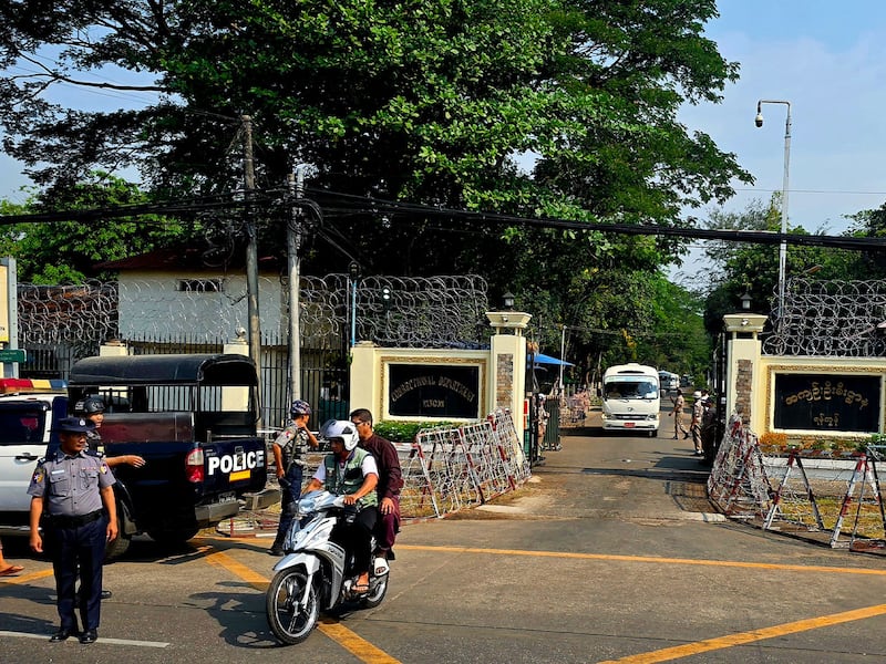 အင်းစိန်ထောင်မှာ နိုင်ငံရေးအကျဉ်းသား ၃၀ ခန့် ရိုက်နှက်ညှဉ်းပန်းခံထားရ