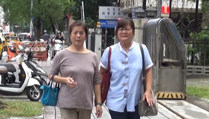 高姓姐妹谈美国大选。（记者夏小华摄）