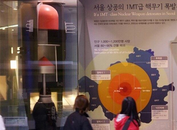 용산 전쟁기념관에 서울 상공 핵무기 폭발 피해 가상도가 전시돼 있다.