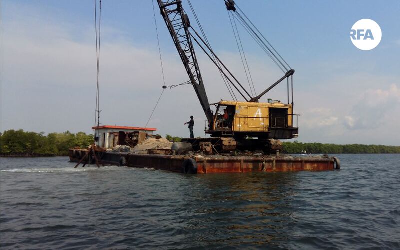 សាឡង់​បូម​ខ្សាច់​របស់​ក្រុមហ៊ុន អេ.អេស.ខេ.អ៊ិល (ASKL) នៅ​តាម​ចំណុច​ព្រែក​៣ ឃុំ​ទំនប់រលក ស្រុក​ស្ទឹងហាវ ខេត្ត​ព្រះសីហនុ កាល​ពី​ថ្ងៃ​ទី​៨ ខែ​កុម្ភៈ ឆ្នាំ​២០១៧។ 