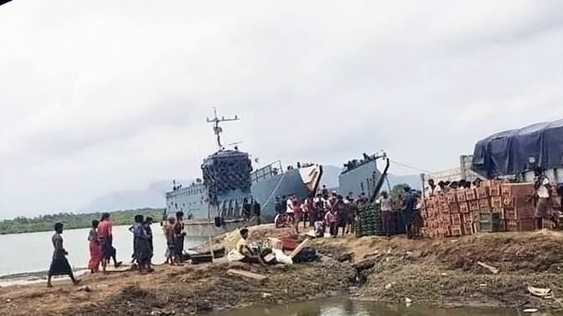 ရခိုင်ပြည်နယ်၊ ကညင်ချောင်းနယ်စပ်ကုန်သွယ်ရေးဆိပ်ကမ်းအနီးတွင် စစ်ကောင်စီတပ်ရေယာဉ်တစ်စင်း ဆိုက်ကပ်ထားသည်ကို ၂၀၂၄ ခုနှစ်၊ မေလအတွင်း တွေ့ရစဉ်။ (Photo: Facebook/ Border News Agency)