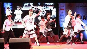 6인조 보이그룹 엔소닉이 지난 1월 26일 인도 구자라트 주 아메다바드 경영대학에서 공연을 하고 있다.