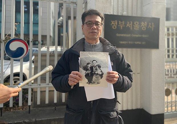 지난 2020년 2월 서울정부청사 앞에서 부친 황원 씨(당시 MBC PD)의 송환을 요구하는 황인철 1969년 KAL기 납치피해자가족회 대표.