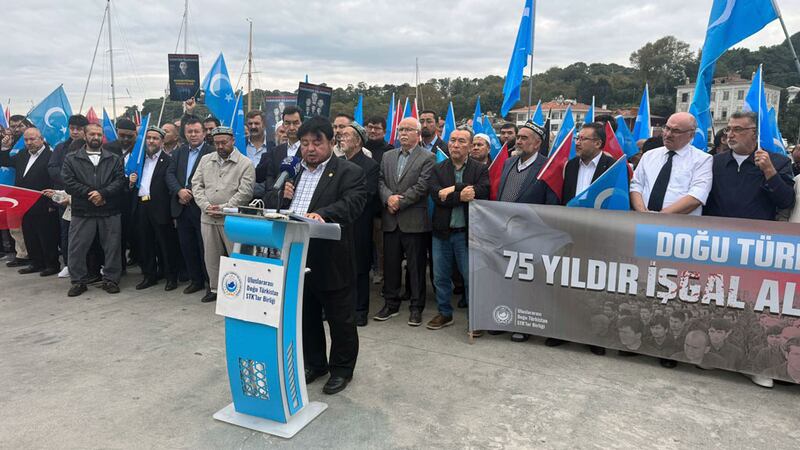 10-ئاينىڭ 1-كۈنى ئۇيغۇر ئېلىنىڭ ئىشغال قىلىنغانلىقىنىڭ 75-يىلى مۇناسىۋىتى بىلەن ئىستانبۇلدىكى خىتاي كونسۇلخانىسىنىڭ ئالدىدا ئۆتكۈزۈلگەن نامايىشتىن كۆرۈنۈشلەر. 2024-يىلى 1-ئۆكتەبىر، ئىستانبۇل