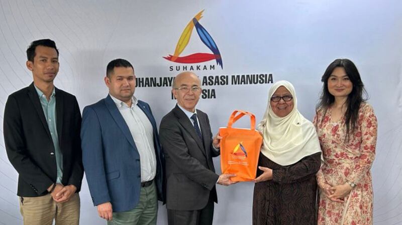 مالايسىيا دۆلەتلىك كىشىلىك ھوقۇق كومىتېتى كومىسسارى پىروفېسسور نوئور ئازىئاھ مۇھىد ئاۋال(ئوڭدىن ئىككىنچى كىشى)