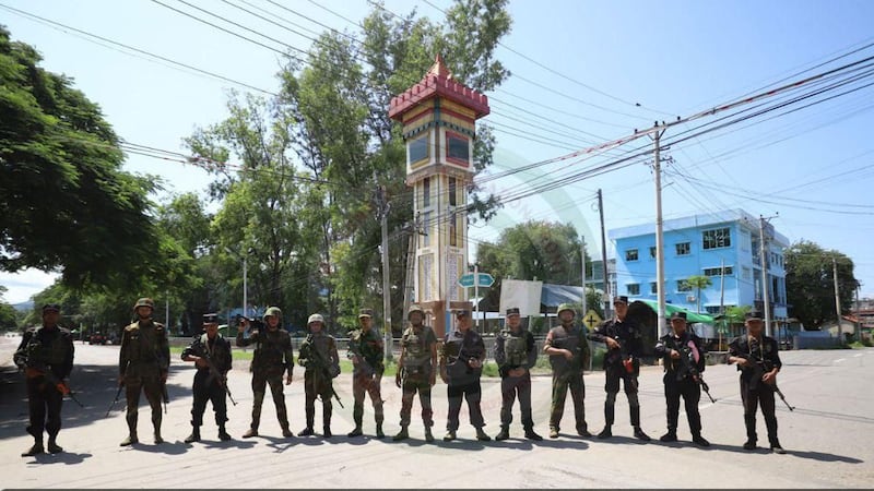 တအာင်းအမျိုးသား လွတ်မြောက်ရေးတပ်မတော် (TNLA) တပ်ဖွဲ့ဝင်များအား ၂၀၂၄ ခုနှစ် ဩဂုတ်လ ၁၄ ရက်နေ့က သီပေါမြို့တွင် တွေ့ရစဉ်။ (Telegram/ PSLF/TNLA News)