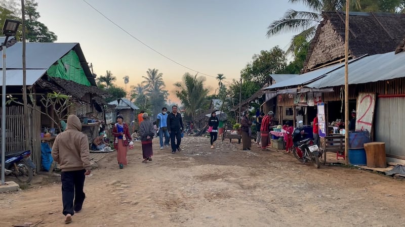 ထိုင်းနိုင်ငံ မဲဆောက်မြို့အနီး အုန်းဖျန် ဒုက္ခသည်စခန်းအဝင်တစ်နေရာကို တွေ့ရစဉ်။ (Photo: RFA)