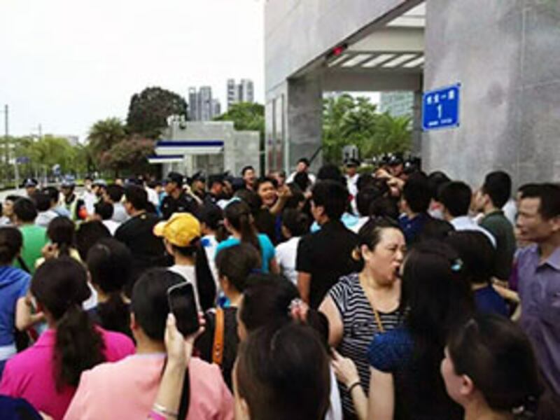 2015年5月13日，300名松暉實業(深圳)員工於區政府外聚集抗議，員工指政府並未為他們解決事件。(相片由目擊者提供)
