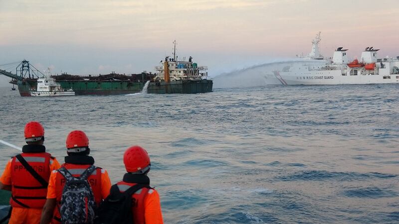 海巡2舰2艇大动作扫荡、驱逐入侵台湾滩海域的中国盗砂船。（图片提供／澎湖海巡队）