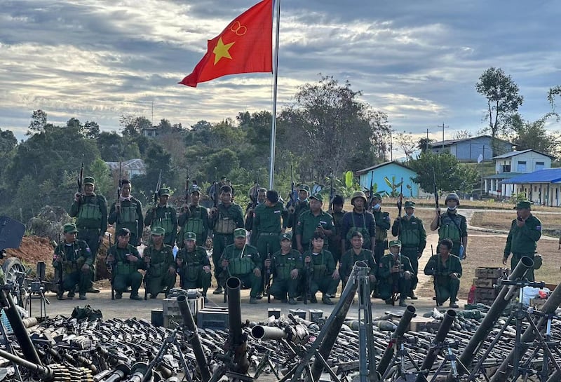 ရှမ်းပြည်နယ်၊ ကိုးကန့်ဒေသ ကုန်းကြမ်းမြို့ရှိ စစ်ကောင်စီတပ်စခန်းကို မြောက်ပိုင်းမဟာမိတ်ညီနောင်အဖွဲ့က သိမ်းယူပြီးနောက်၂၀၂၃ ခုနှစ် ဒီဇင်ဘာလ ၁ ရက်နေ့က ထုတ်ပြန်ထားသည့် ပုံအား တွေ့ရစဉ်။ (Photo: The Kokang)