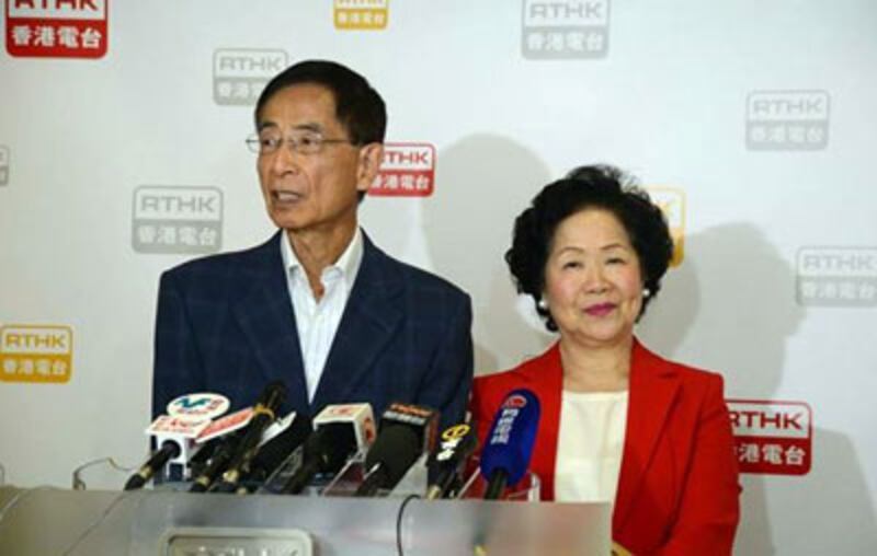 2014年7月22日，前政務司司長陳方安生及民主黨創黨主席李柱銘，拒絕評論捐款事件，但強調接受無條件捐獻無問題。（香港2020提供）