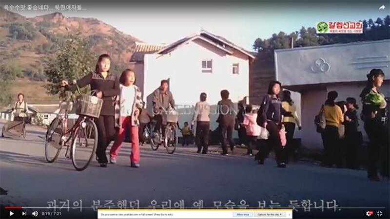장마당 인근서 보는 북한주민들 모습.