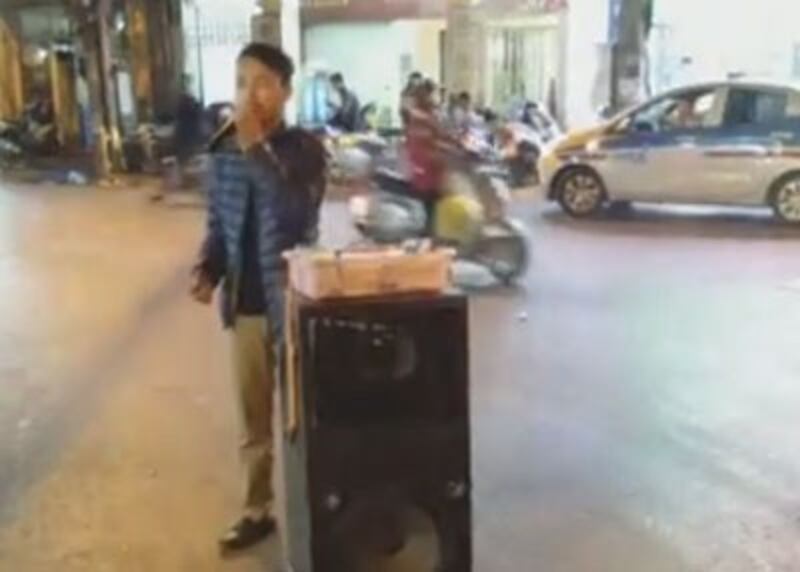 Hiệp Lê, bán kẹo hát rong trên đường phố Hà Nội bài Việt Nam Tôi Đâu của nhạc sĩ Việt Khang.