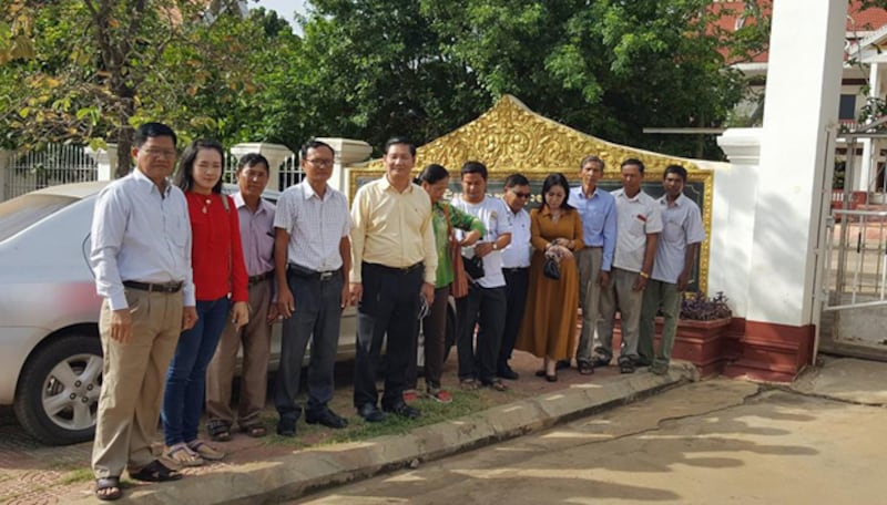 មន្ត្រី​និង​សកម្មជន​គណបក្ស​សង្គ្រោះជាតិ​មក​ឃ្លាំ​មើល​តុលាការ​ខេត្ត​បន្ទាយមានជ័យ ជម្រះ​ក្ដី​ករណី​លោក ចៅ វាសនា នៅ​ថ្ងៃ​ទី១៣ ខែ​វិច្ឆិកា ឆ្នាំ​២០១៧។ 