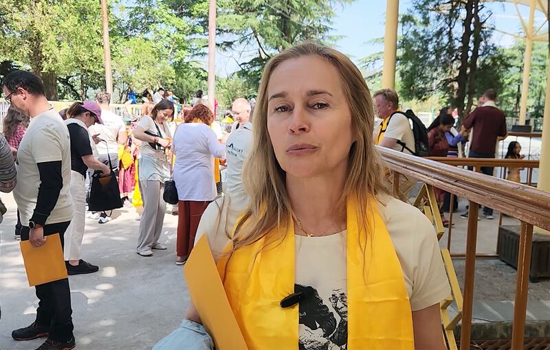 ཅེག་སྤྱི་མཐུན་རྒྱལ་ཁབ་ཀྱི་གསར་འགོད་པ་དང་རྩོམ་པ་པོ་གྲགས་ཅན་ལུ་སི་ཡ་ལྦི་བྷོར་ན་ (Lucie výborná) ལགས་ཀྱིས་ཨེ་ཤེ་ཡ་རང་དབང་རླུང་འཕྲིན་ཁང་ལ་བཀའ་མོལ་གནང་བཞིན་པ། ༢༠༢༦།༥།༧