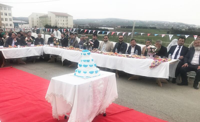 ئىستانبۇلنىڭ سەلىمپاشا رايونىدا ئۇيغۇر مەھەللىسى قۇرۇلۇشى ئۈچۈن سېتىۋېلىنغان زېمىندا ئۆتكۈزگەن ئېچىلىش مۇراسىمىدىن كۆرۈنۈش. 2023-يىلى 7-مارت، تۈركىيە.
