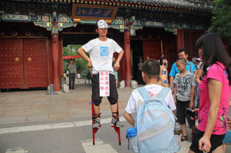 2012年8月5日,文刀以踩高蹺方式的行為藝術,抗議北京大學招生之不公。(文刀提供)