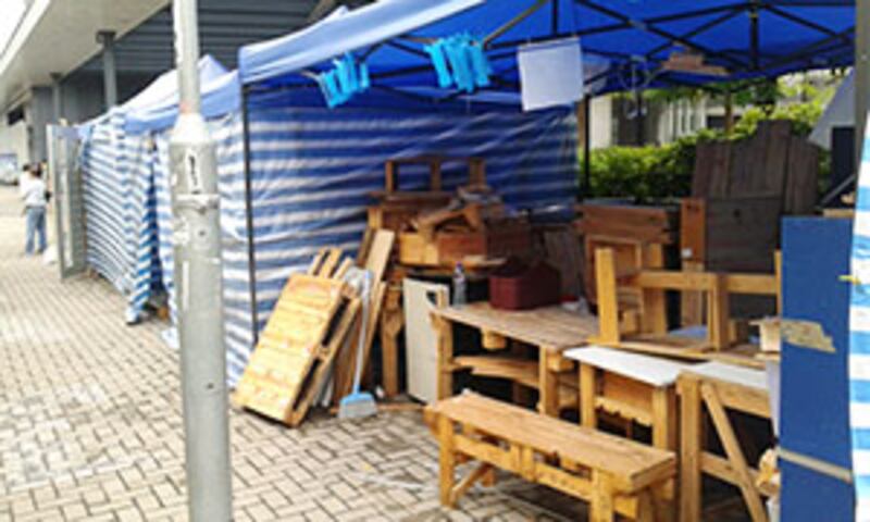 2015年6月10日，個別帳篷內藏有雜物, 恐被用作武器, 有議員要求當局盡快處理。(戴維森攝)