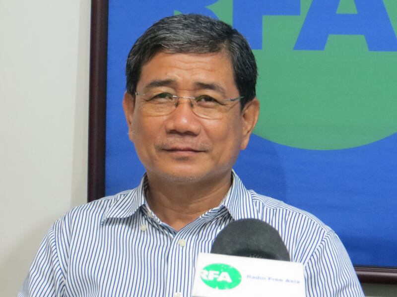 សាស្ត្រាចារ្យ​ផ្នែក​វិទ្យាសាស្ត្រ​នយោបាយ លោក​បណ្ឌិត រស់ រ៉ាវុធ ក្នុង​កិច្ច​ពិភាក្សា​បន្ថែម​របស់​វិទ្យុ​អាស៊ីសេរី នៅ​ថ្ងៃ​ទី​៨ ខែ​មករា ឆ្នាំ​២០១៦។