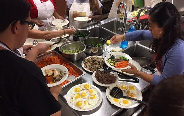 두부밥과 비빔밥을 시식하고 있는 외국인들.