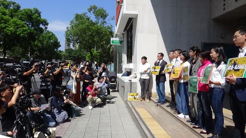 台湾跨党派立委及参选人25号召台湾民众本周日参加“九二九撑港反极权”港台大游行。(记者夏小华摄)