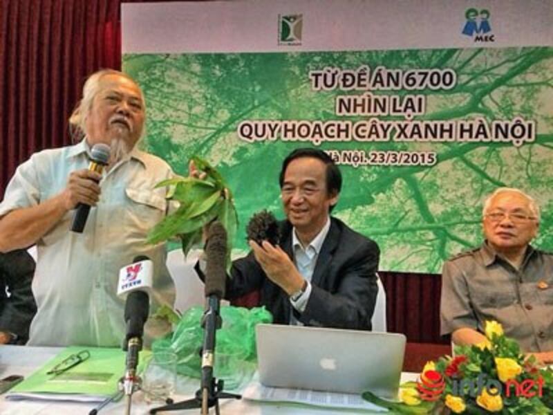 Nguyễn Tiến Hiệp (bên trái) và GS Nguyễn Lân Dũng (ở giữa) đều cho rằng, trồng vàng tâm hay cây mỡ ở Hà Nội đều không thích hợp. Blog phamvietdao