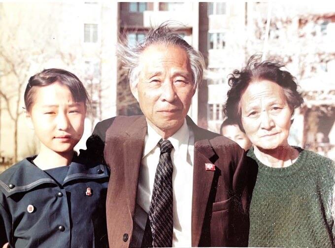 김연아 씨 아버지가 평양에서 받아온 북에 남은 가족 사진.