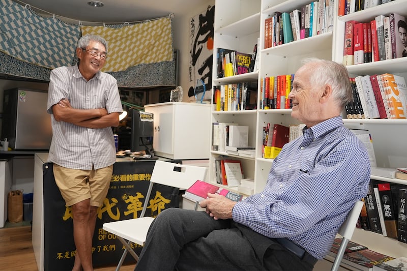 林榮基(左)與林培瑞詳談香港、台灣及中國的民主自由。(程皓楠攝)