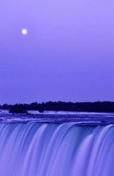 moon-niagara-falls-220.jpg