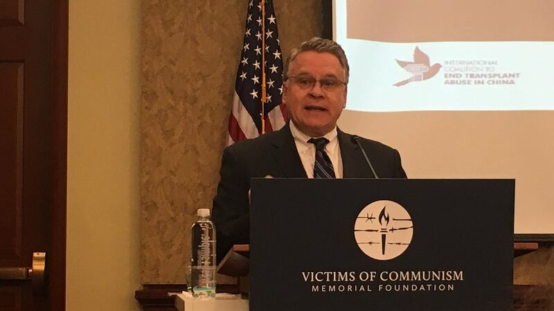 2020年3月10日，美国新泽西州共和党籍众议员克里斯·史密斯（Chris Smith）在会上谴责中共从法轮功学员等良心犯身上强摘器官。（薛小山摄影）