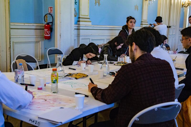 ياۋروپا ئۇيغۇر ئىنستىتۇتى تەرىپىدىن ئۆتكۈزۈلگەن تۇنجى قېتىملىق «خەلقئارا سېكۇلار (دىندىن خالىي) ئۇيغۇر ياشلار قۇرۇلتىيى» دىن كۆرۈنۈش. 2024-يىلى ئۆكتەبىر، پارىژ.