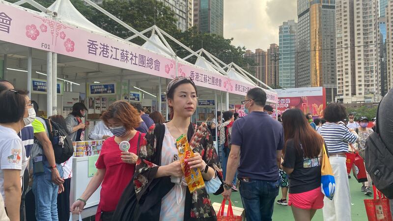 場內市民均避談「今日是何月何日」。（李若如 攝）