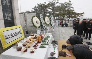 설날을 맞아 경기도 파주시 임진각 망배단에서 열린 망향경모제에서 실향민들이 절을 하고 있다.  