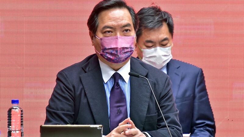 2022年2月17日，行政院發言人羅秉成：近年紅色供應鏈滲透台灣產業情形愈來愈嚴重。（行政院提供）