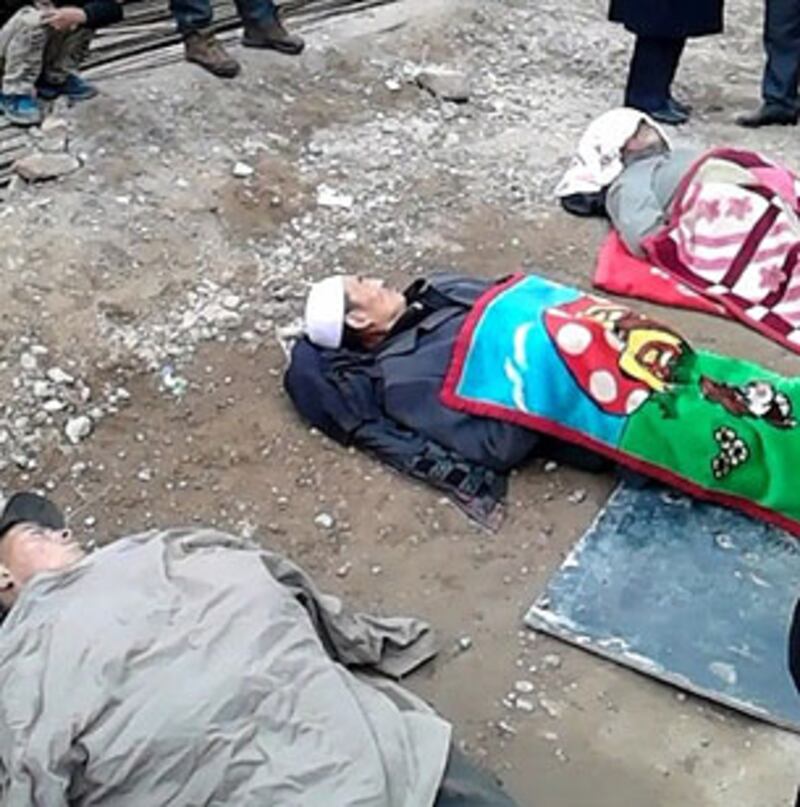 10月5日(上週五),甘肅郎木寺鎮被藏民打傷的回民躺在公路上堵路抗議,要求當局抓捕打人兇手。(回民楊女士提供)