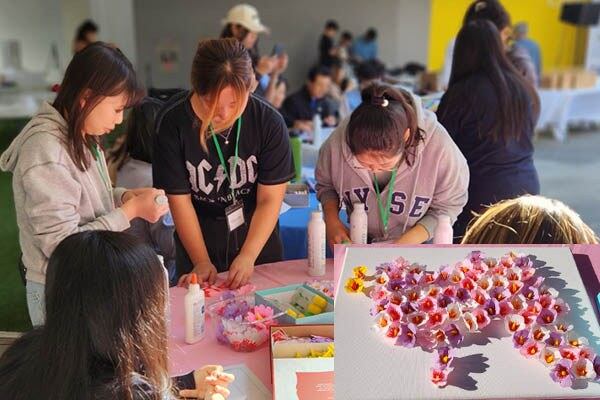 탈북가정 학생들이 무궁화 접기를 하고 있다. 학생들이 무궁화로 한반도 모양을 만들고 있다.