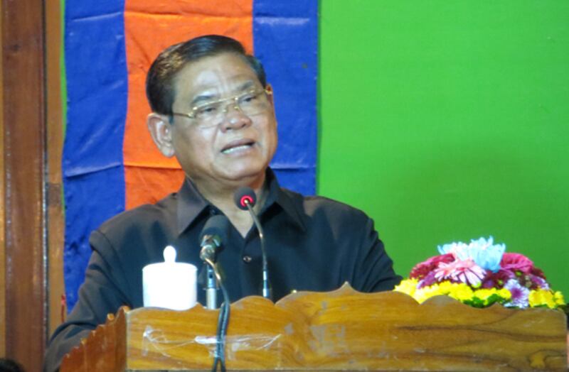 លោក ស ខេង ឧបនាយក​រដ្ឋមន្ត្រី និង​ជា​រដ្ឋមន្ត្រី​ក្រសួង​មហាផ្ទៃ ថ្លែង​ទៅ​កាន់​អ្នក​ចូល​រួម​ក្នុង​ឱកាស​ផ្ទេរ​តំណែង​អភិបាល​នៃ​គណៈ​អភិបាល​ខេត្ត​ពោធិ៍សាត់ នា​សាល​ប្រជុំ​សាលា​ខេត្ត​ពោធិ៍សាត់ នៅ​ថ្ងៃ​ទី​៧ ខែ​ឧសភា ឆ្នាំ​២០១៤។