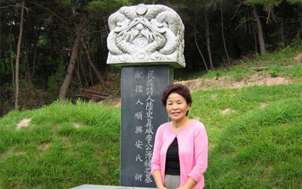 경북 안동의 이육사(李陸史.1904∼1944.본명 이원록) 선생의 묘를 찾은 외동딸인 이옥비(李沃非) 여사.
