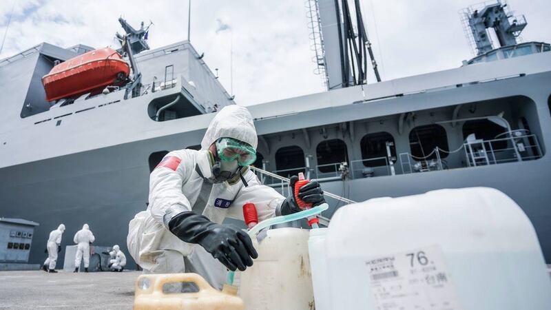 爆出下船官兵确诊武汉肺炎后，陆军39化兵群执行海军磐石军舰消毒作业。（国防部提供）