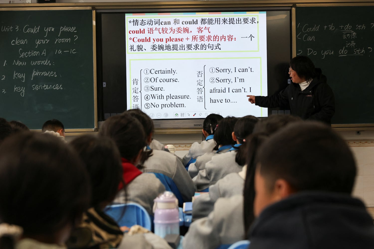 Los estudiantes asisten a lecciones en la Escuela Intermedia del Distrito Nyingchi City Bayi durante una gira organizada por el estado en Nyingchi, Tíbet de la Región Autónoma, 31 de marzo de 2025.