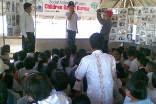 ထိုင်း-ူမန်မာနယ်စပ် SAW အထက်တန်းကေဵာင်းတြင် ၂၀၁၀ ခိုံြစ် ဖေဖော်ဝၝရီလ ၁၃ ရက်နေႛက ူပလြုပ်သည့် ၉၅ ိံြစ်ေူမာက် ဗိုလ်ခဵြပ်အောင်ဆန်းမြေးနေႛအထိမ်းအမြတ် ူမန်မာိံိုင်ငံကလေးမဵားနေႛအခမ်းအနားတြင် ကလေးငယ်တဦး ဗိုလ်ခဵြပ်အောင်ဆန်း မိန်ႛခြန်းကောကိံြတ်ခဵက်ကို ူပန်လည်ရြတ်ဆို ္ဘပိြင်ပြဲဝင်နေပုံူဖစ်ပၝသည်။ (Photo: RFA)