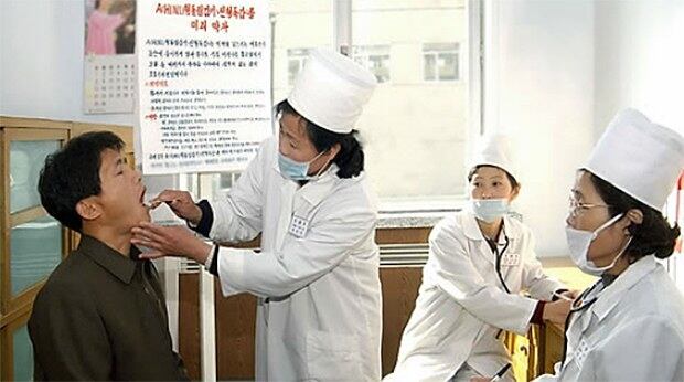 사진은 북한 평양 모란봉 구역에 있는 북새 종합진료소에서 한 시민이 신형독감 예방검진을 하는 모습.