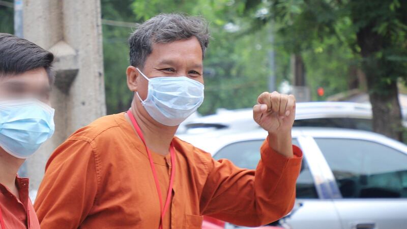 លោក រ៉ាត់ រត្ន​មុនី សកម្មជន​សិទ្ធិ​ការងារ នៅ​មុខ​តុលាការ​កំពូល​នៅ​ថ្ងៃ​ទី១៥ ខែ​កក្កដា ឆ្នាំ២០២០។