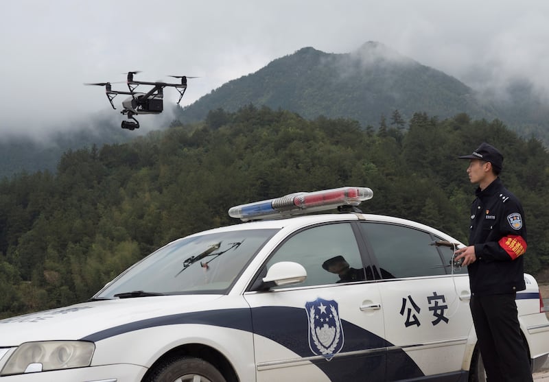 在清明节（扫墓节）前夕，丽水警方人员操控无人机监控林区墓园。照片摄于2018年。