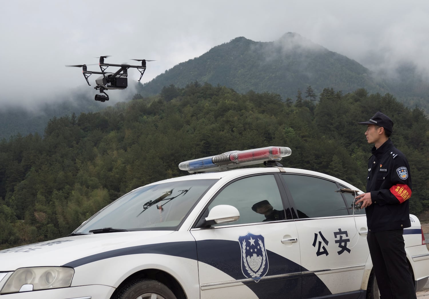 在清明节（扫墓节）前夕，丽水警方人员操控无人机监控林区墓园。照片摄于2018年。