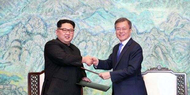 문재인 대통령과 김정은 국무위원장이 판문점에서 열린 남북정상회담에서 서명한 '판문점 선언문'을 교환하고 있다. 