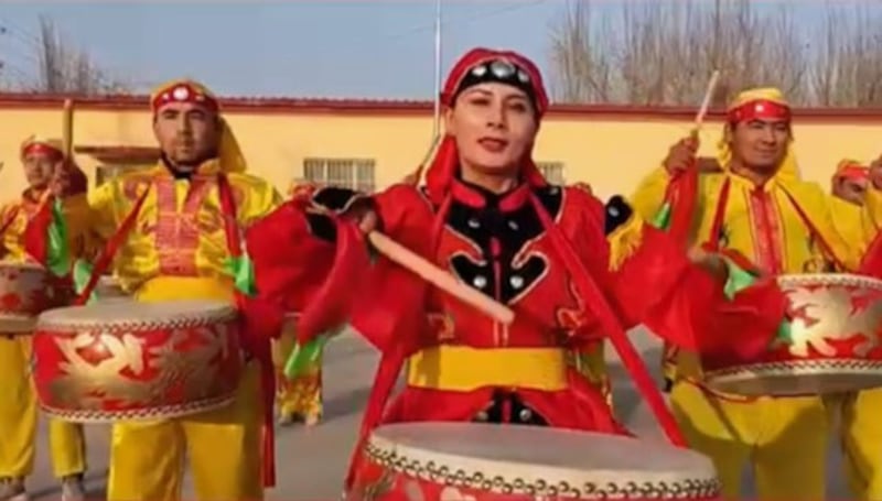 网上流传新疆维吾尔自治区维吾尔族人庆贺中国农历春节视频。（迪里夏提提供）